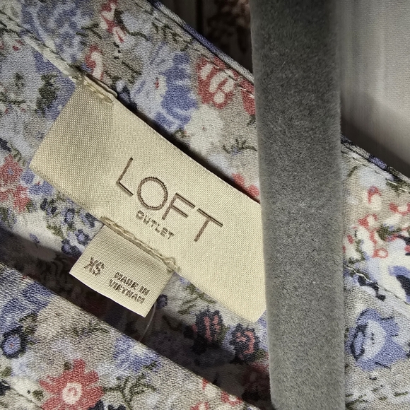 LOFT Multicolor Floral V-Neck Blouse Woman Size Xsmall - Picture 2 of 5